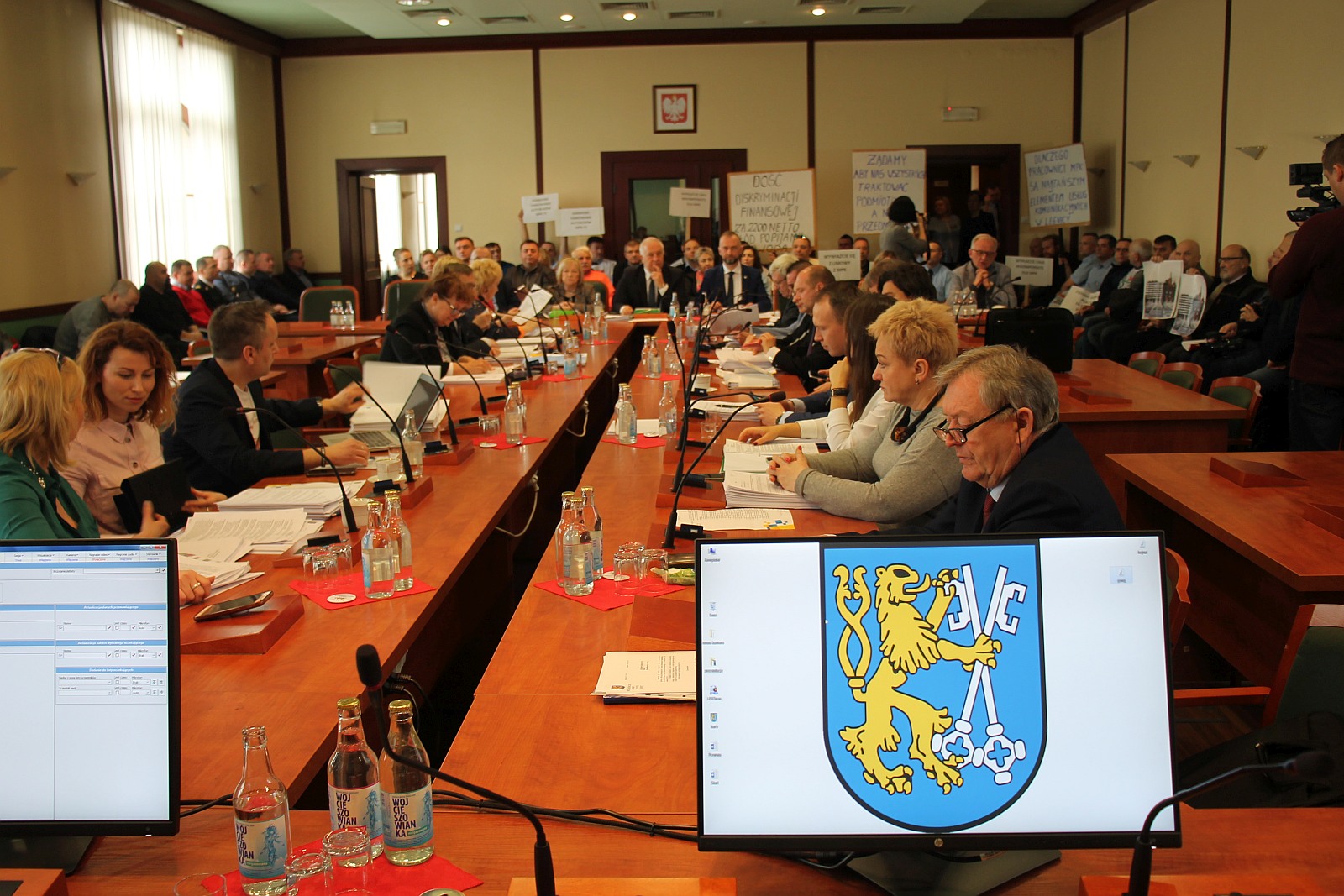 Marcowa sesja rady miejskiej Legnicy. Protest pracowników MPK