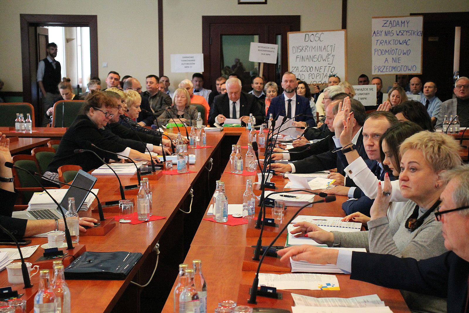 Marcowa sesja rady miejskiej Legnicy. Protest pracowników MPK