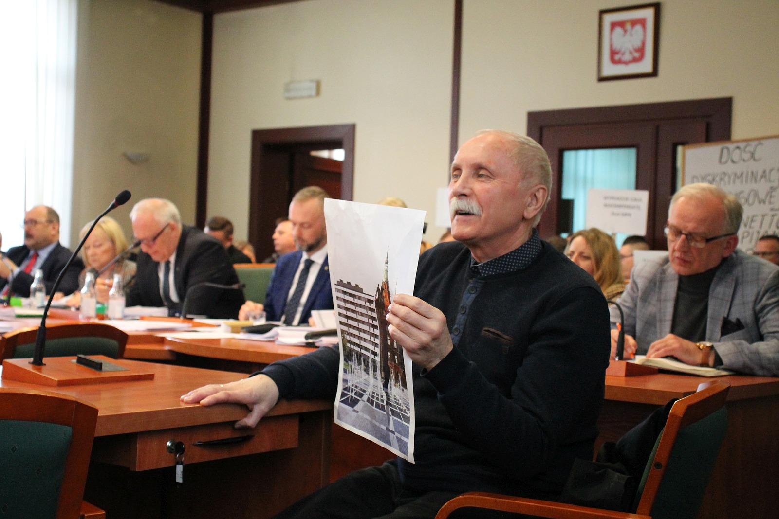 Marcowa sesja rady miejskiej Legnicy. Protest pracowników MPK