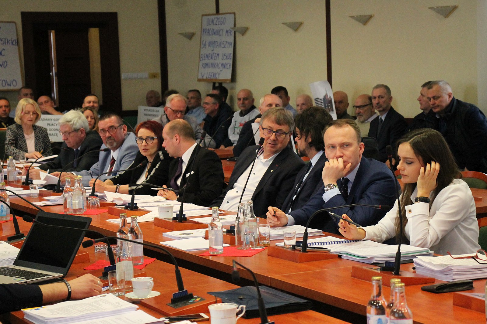 Marcowa sesja rady miejskiej Legnicy. Protest pracowników MPK