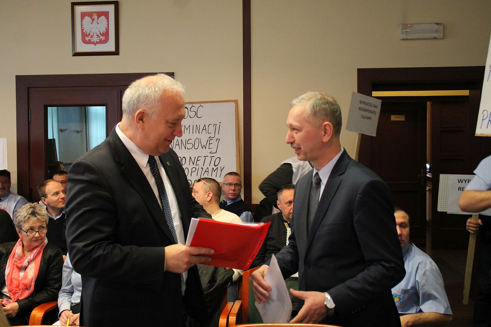 Marcowa sesja rady miejskiej Legnicy. Protest pracowników MPK