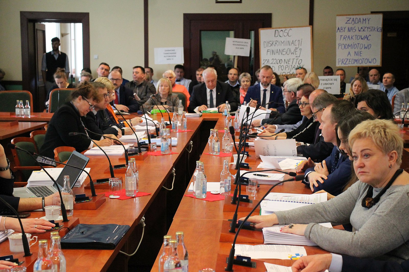 Marcowa sesja rady miejskiej Legnicy. Protest pracowników MPK
