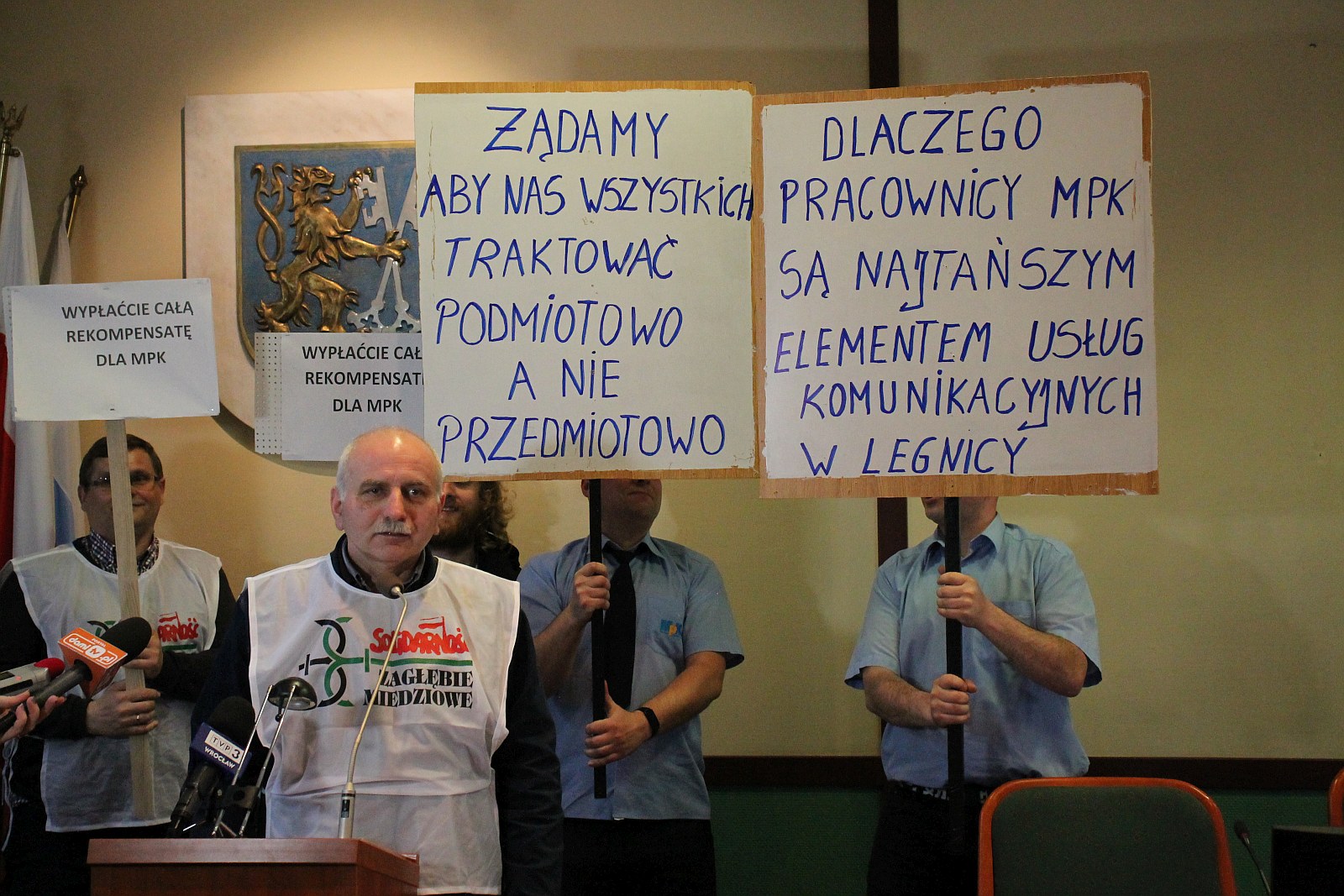 Marcowa sesja rady miejskiej Legnicy. Protest pracowników MPK