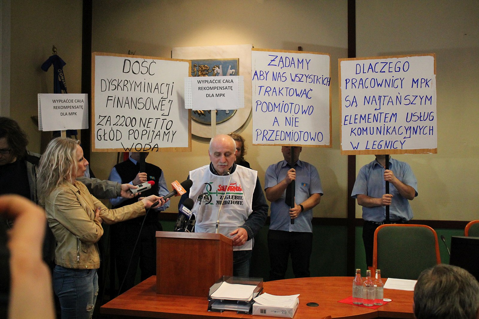 Marcowa sesja rady miejskiej Legnicy. Protest pracowników MPK