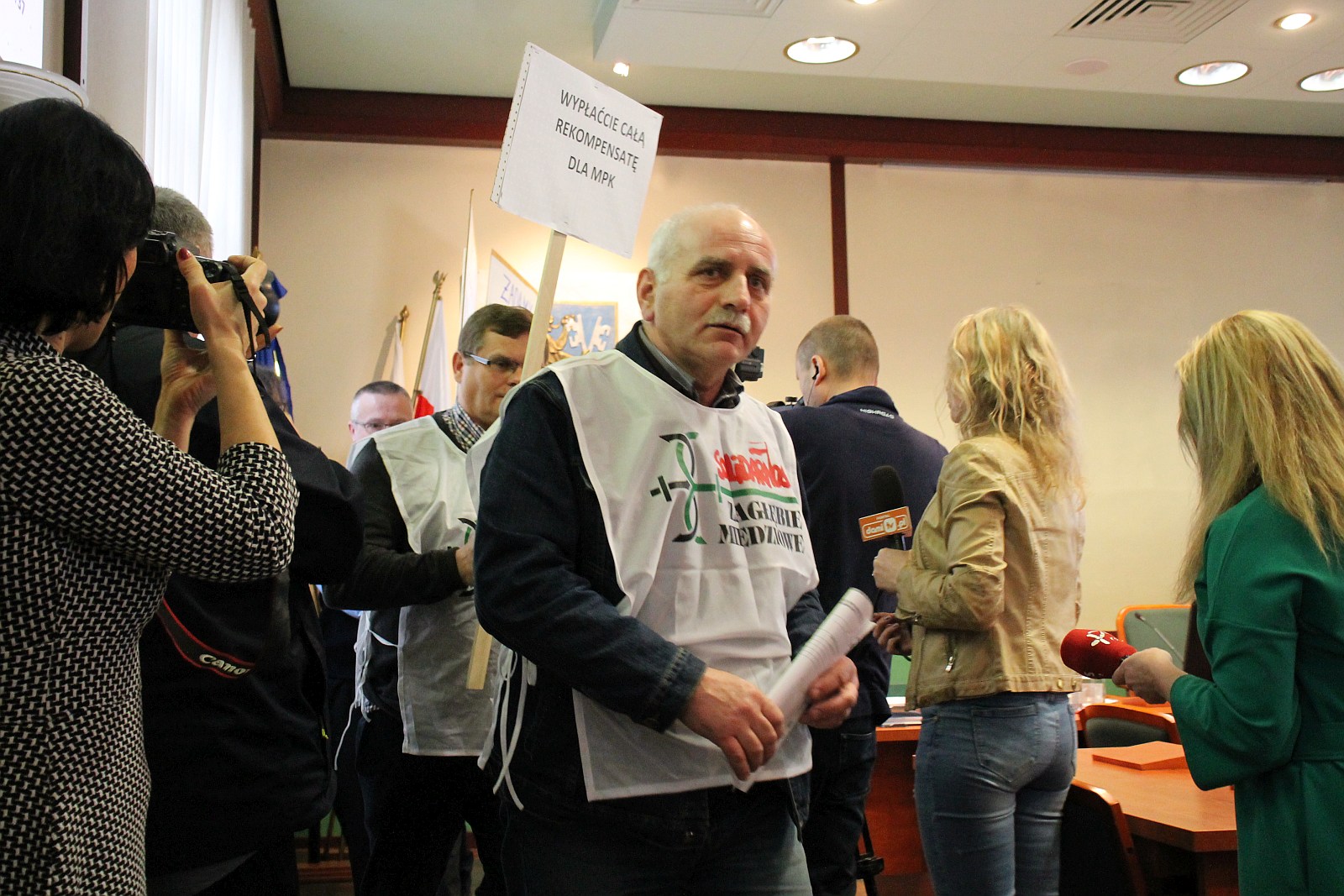 Marcowa sesja rady miejskiej Legnicy. Protest pracowników MPK