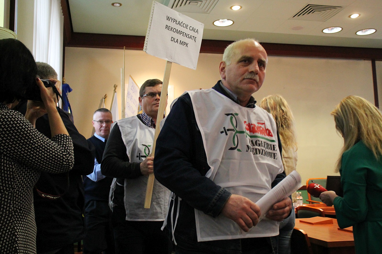 Marcowa sesja rady miejskiej Legnicy. Protest pracowników MPK