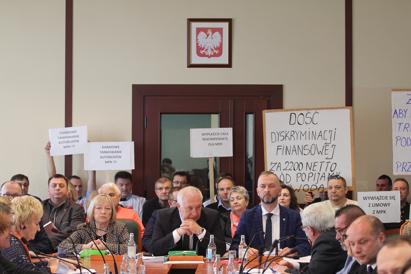Marcowa sesja rady miejskiej Legnicy. Protest pracowników MPK
