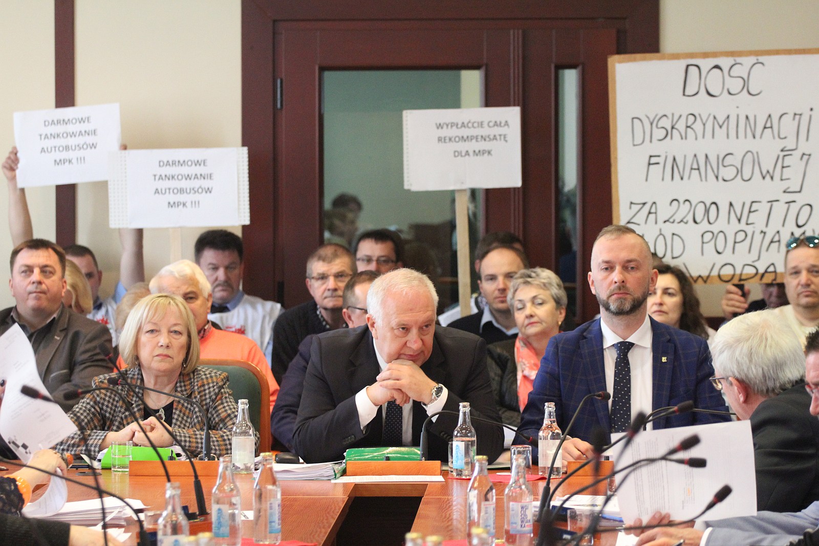 Marcowa sesja rady miejskiej Legnicy. Protest pracowników MPK