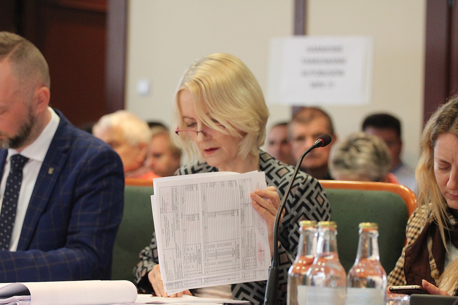 Marcowa sesja rady miejskiej Legnicy. Protest pracowników MPK