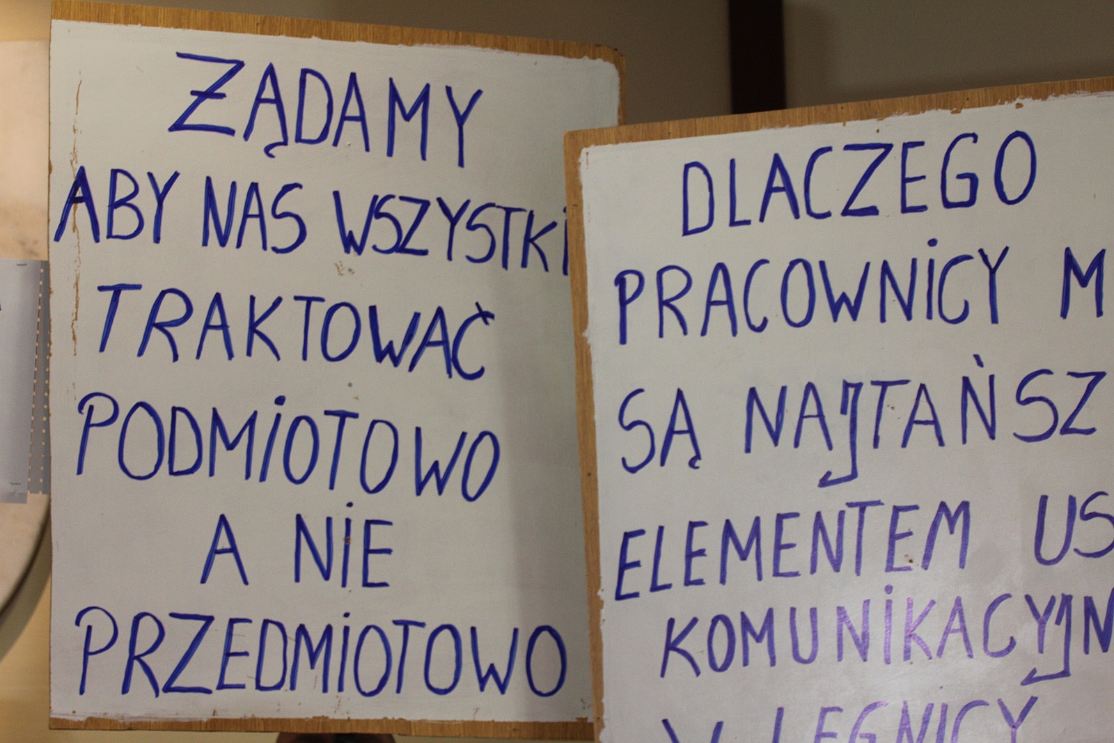 Marcowa sesja rady miejskiej Legnicy. Protest pracowników MPK