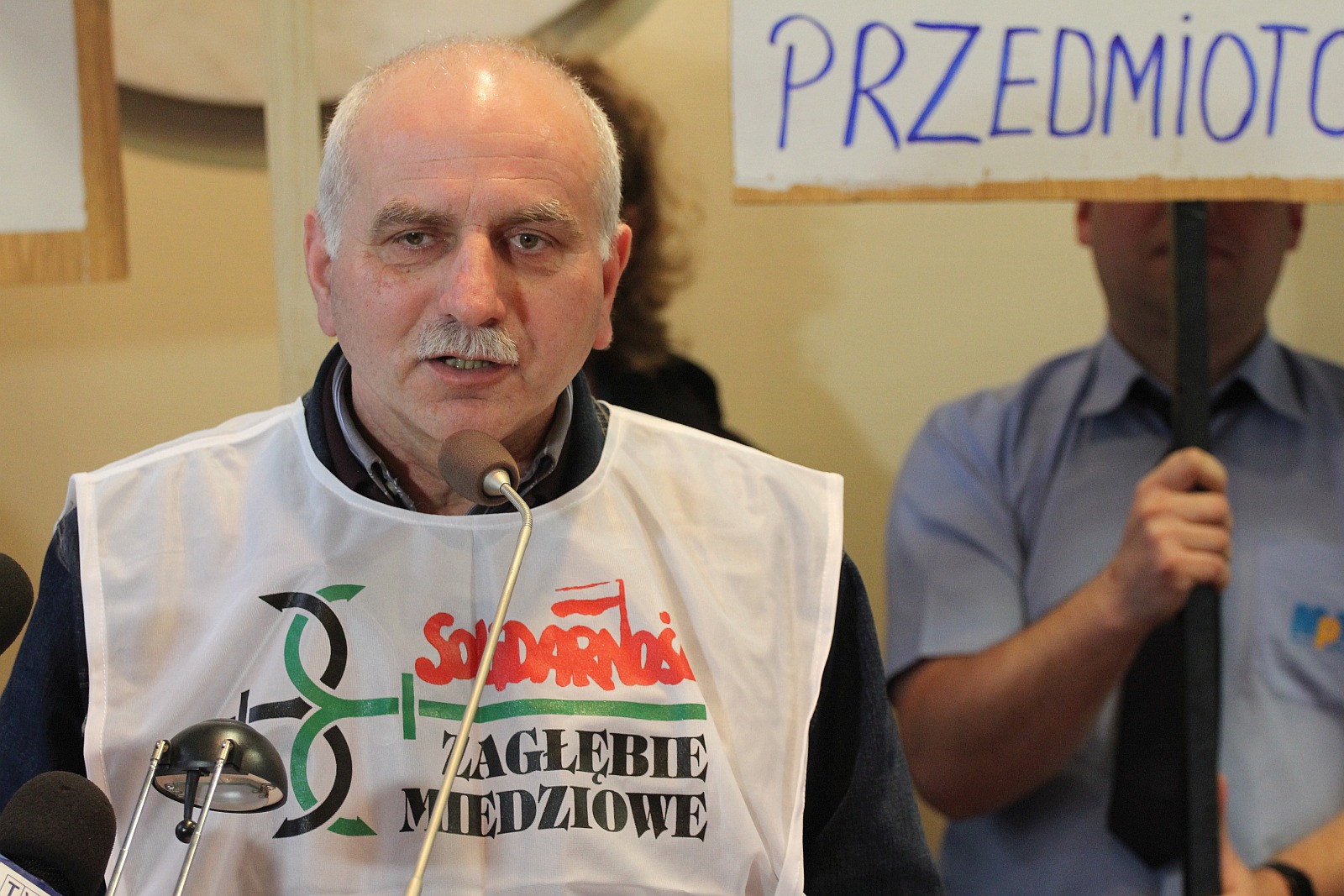 Marcowa sesja rady miejskiej Legnicy. Protest pracowników MPK