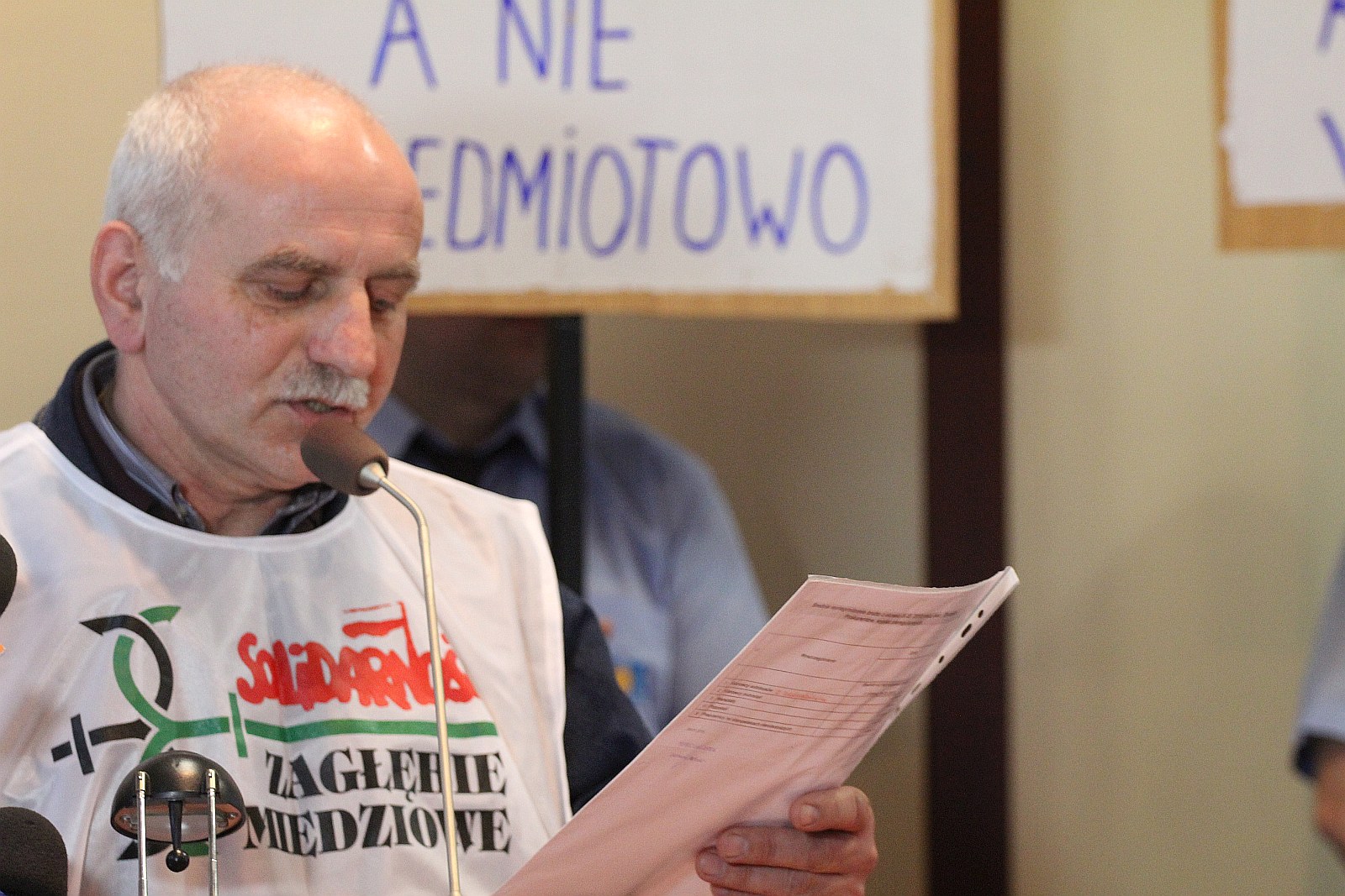 Marcowa sesja rady miejskiej Legnicy. Protest pracowników MPK