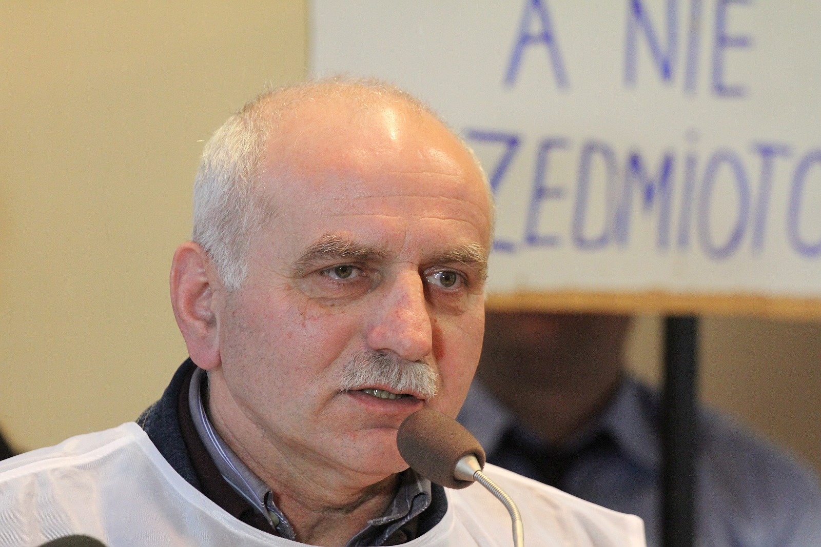 Marcowa sesja rady miejskiej Legnicy. Protest pracowników MPK