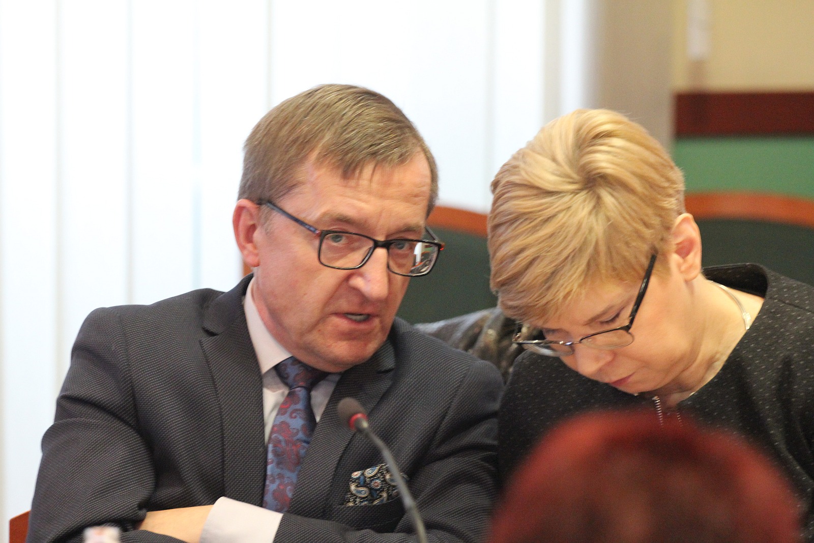 Marcowa sesja rady miejskiej Legnicy. Protest pracowników MPK