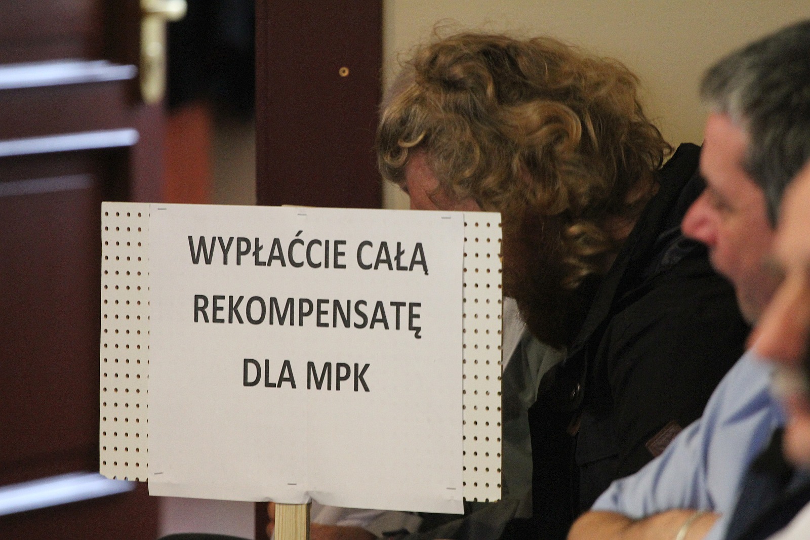 Marcowa sesja rady miejskiej Legnicy. Protest pracowników MPK