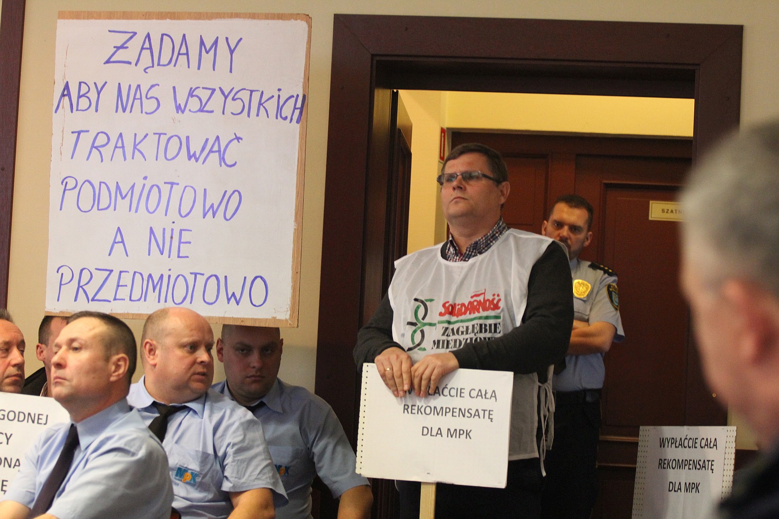 Marcowa sesja rady miejskiej Legnicy. Protest pracowników MPK