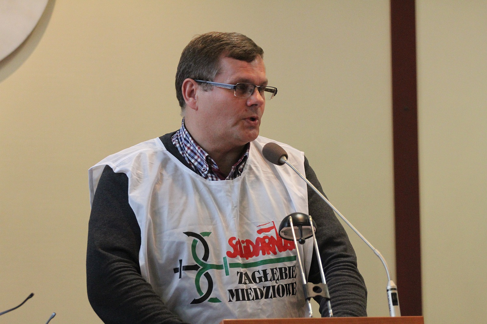 Marcowa sesja rady miejskiej Legnicy. Protest pracowników MPK