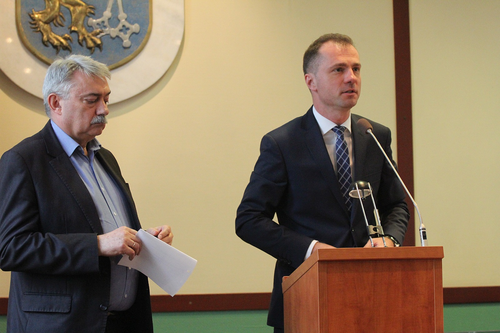 Marcowa sesja rady miejskiej Legnicy. Protest pracowników MPK