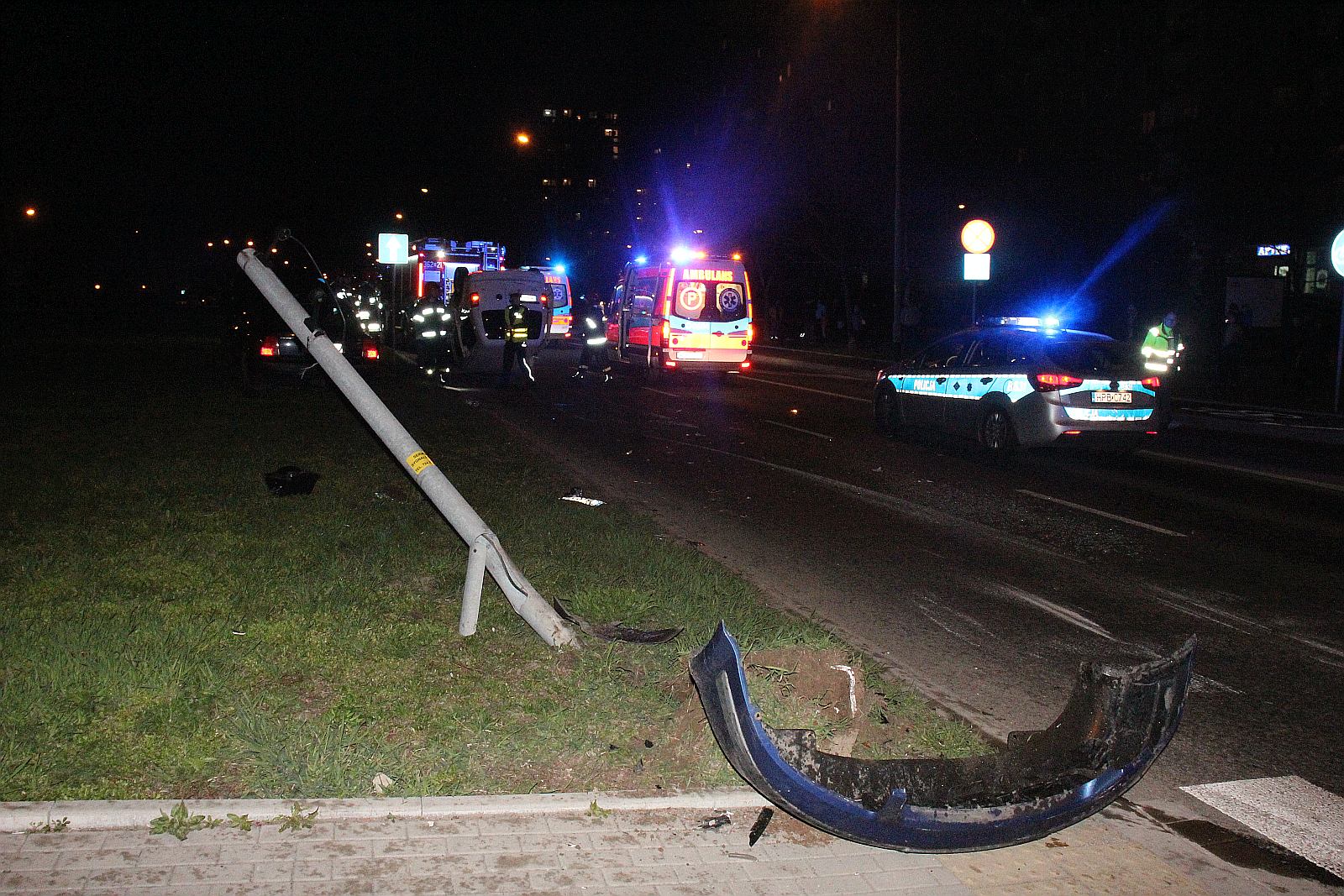 Dachowanie na Rondzie Niepodległości. Są ranni
