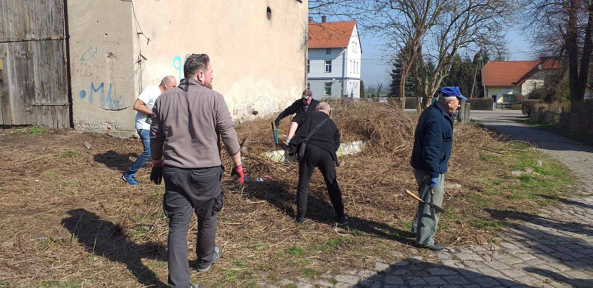 Mieszkańcy gminy Miłkowice porządkowali swoje otoczenie