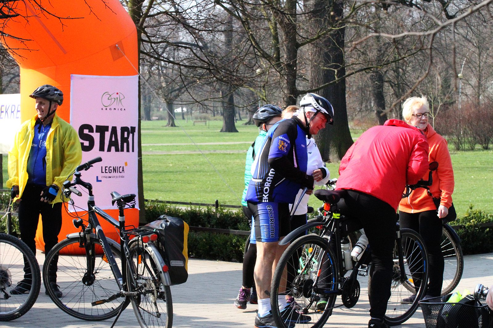 Ponad stu rowerzystów stanęło na starcie Rowerowej Legnicy