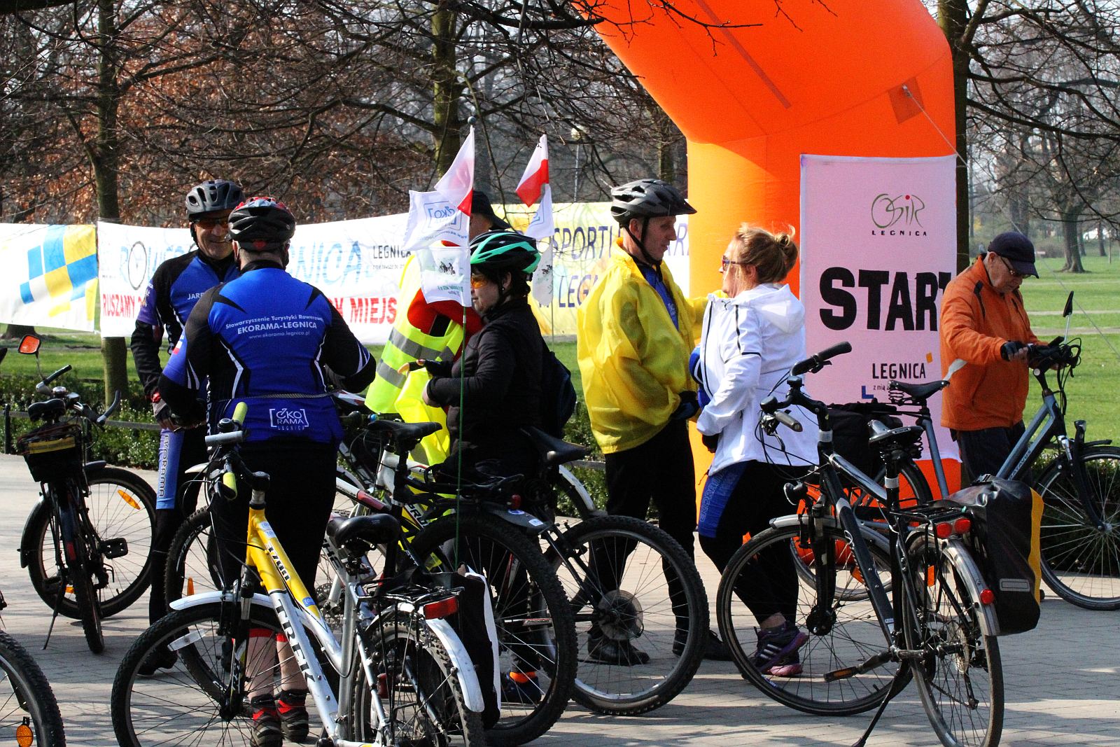 Ponad stu rowerzystów stanęło na starcie Rowerowej Legnicy