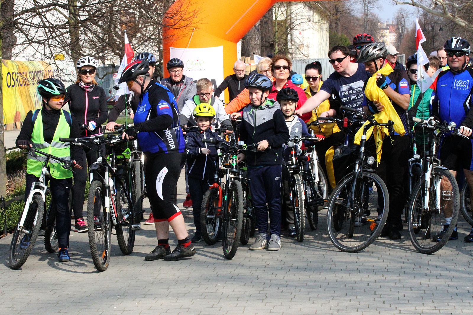 Ponad stu rowerzystów stanęło na starcie Rowerowej Legnicy