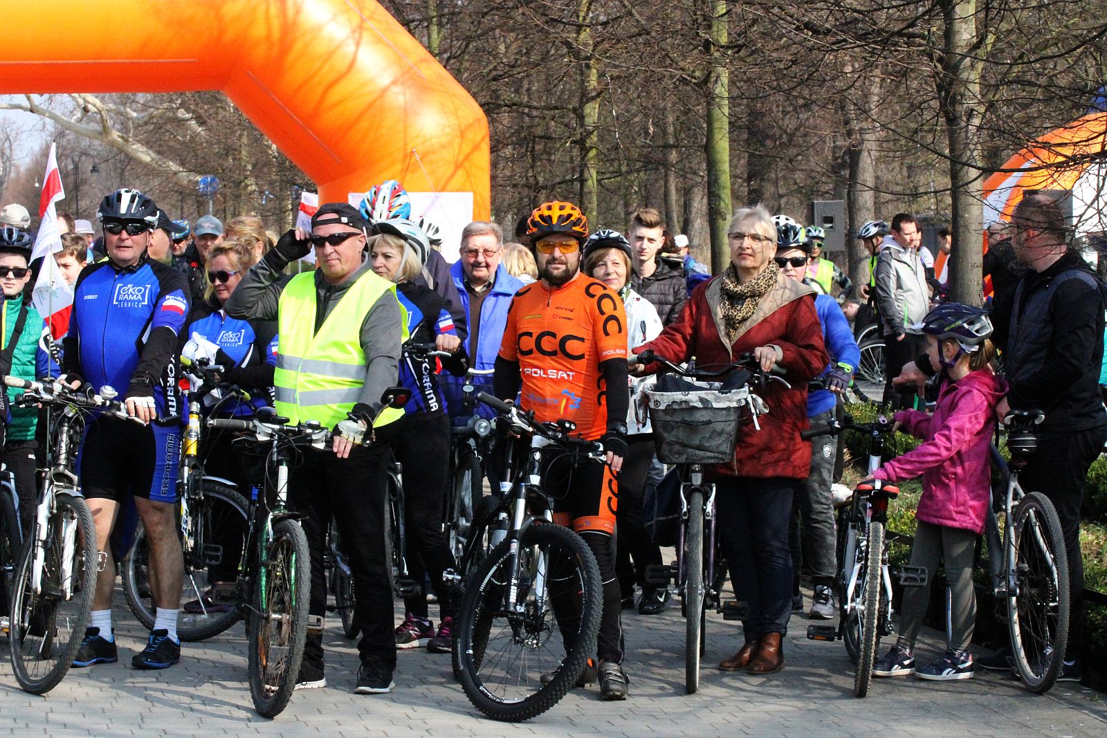 Ponad stu rowerzystów stanęło na starcie Rowerowej Legnicy