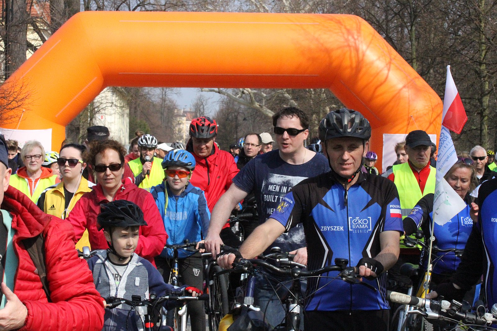 Ponad stu rowerzystów stanęło na starcie Rowerowej Legnicy