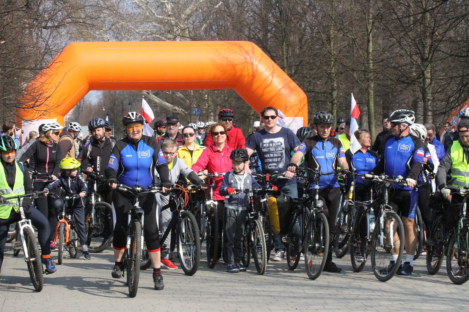 Ponad stu rowerzystów stanęło na starcie Rowerowej Legnicy