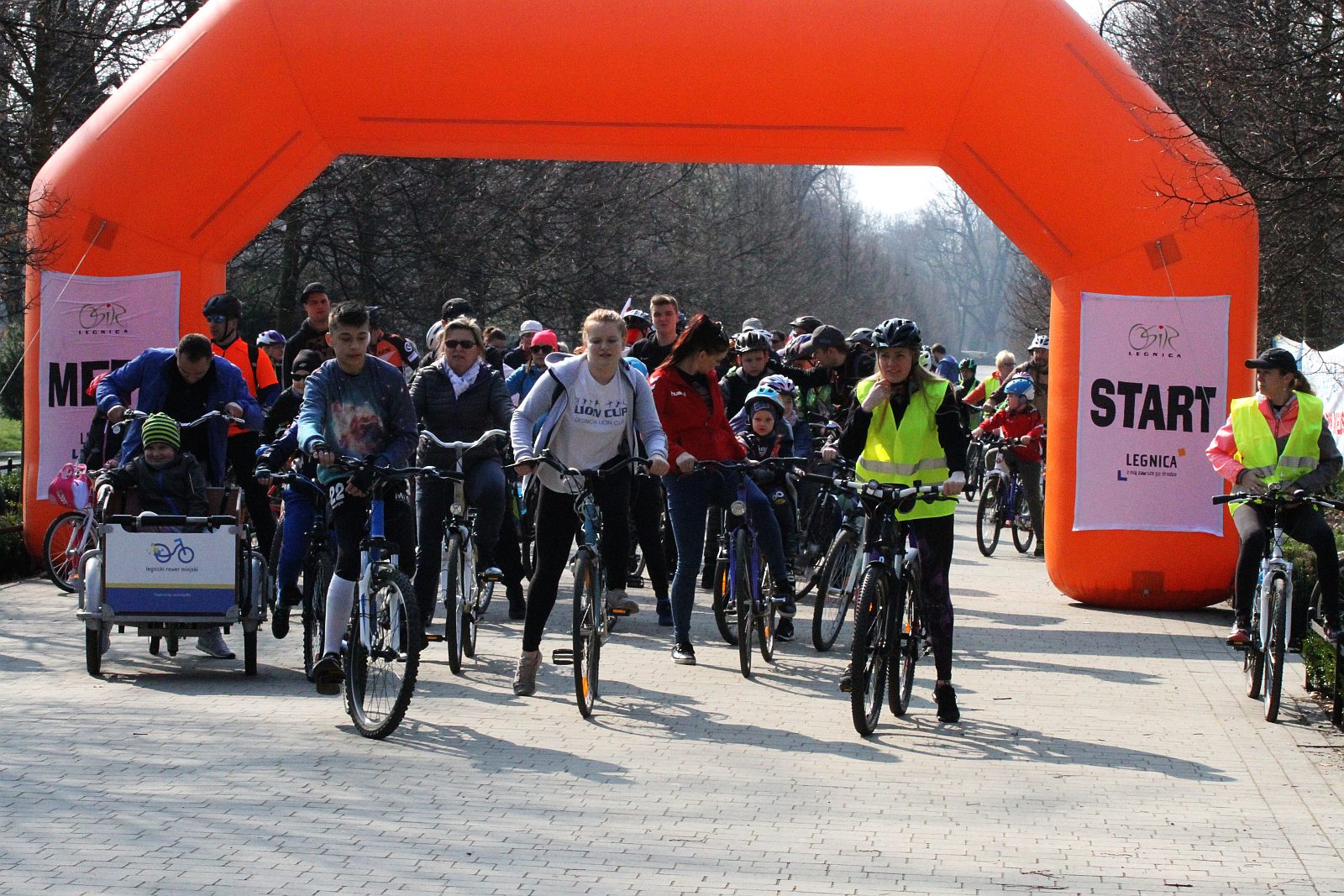 Ponad stu rowerzystów stanęło na starcie Rowerowej Legnicy