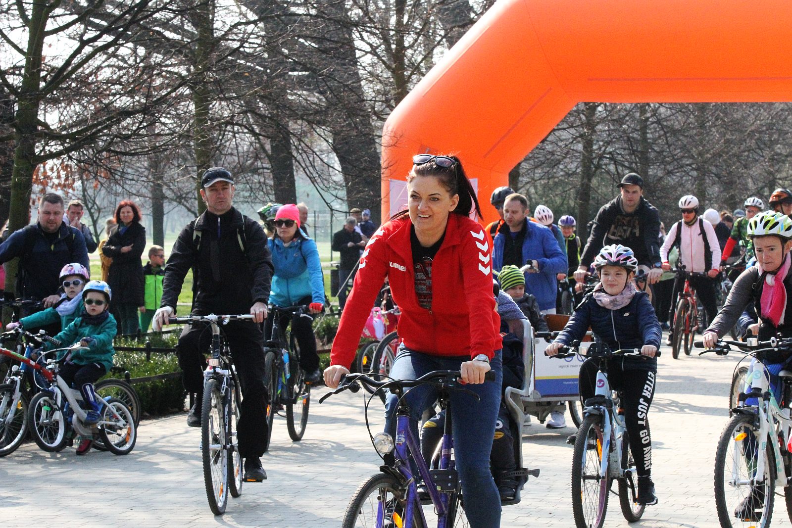 Ponad stu rowerzystów stanęło na starcie Rowerowej Legnicy