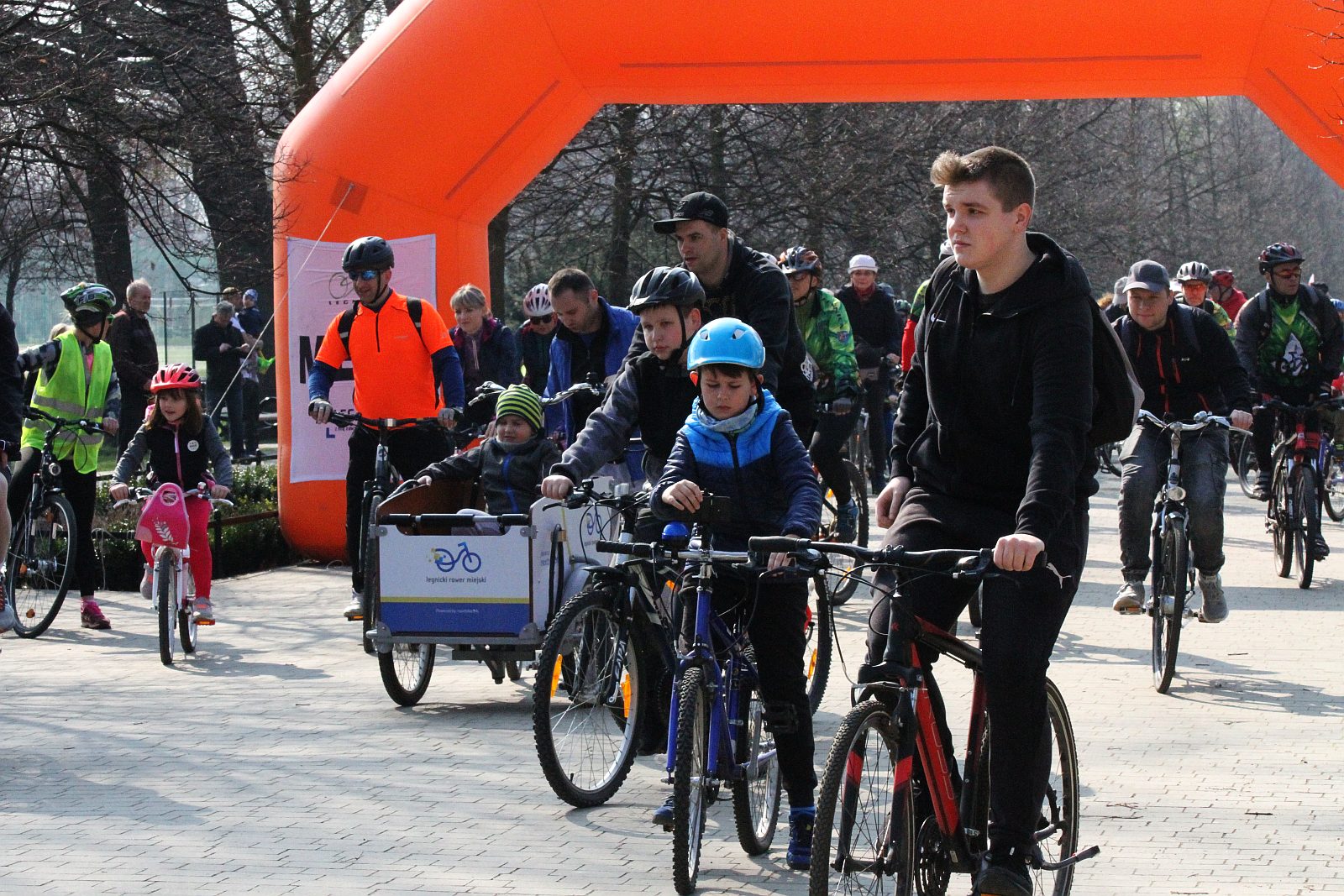 Ponad stu rowerzystów stanęło na starcie Rowerowej Legnicy