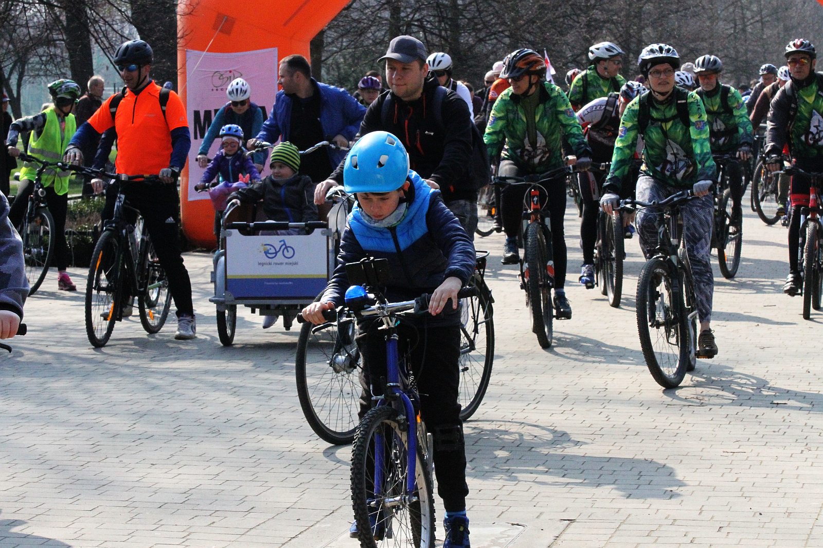Ponad stu rowerzystów stanęło na starcie Rowerowej Legnicy