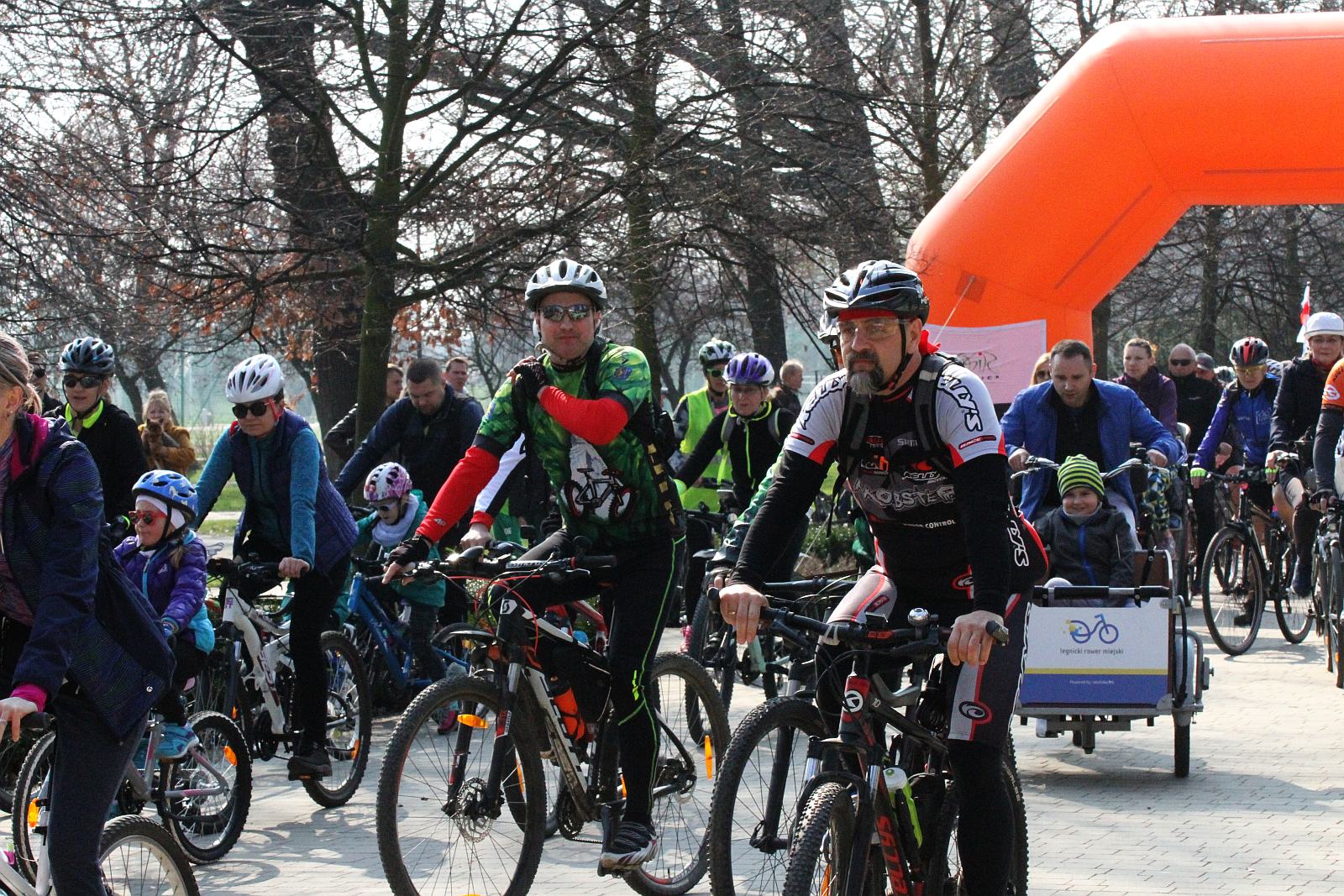 Ponad stu rowerzystów stanęło na starcie Rowerowej Legnicy