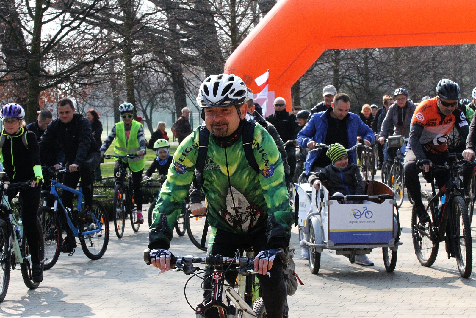 Ponad stu rowerzystów stanęło na starcie Rowerowej Legnicy