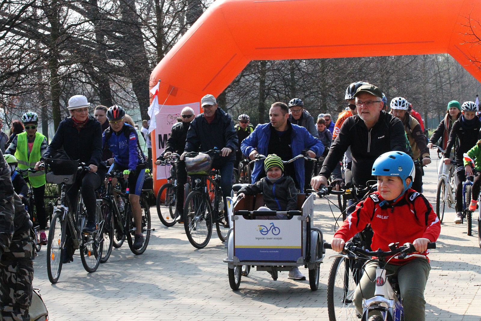 Ponad stu rowerzystów stanęło na starcie Rowerowej Legnicy
