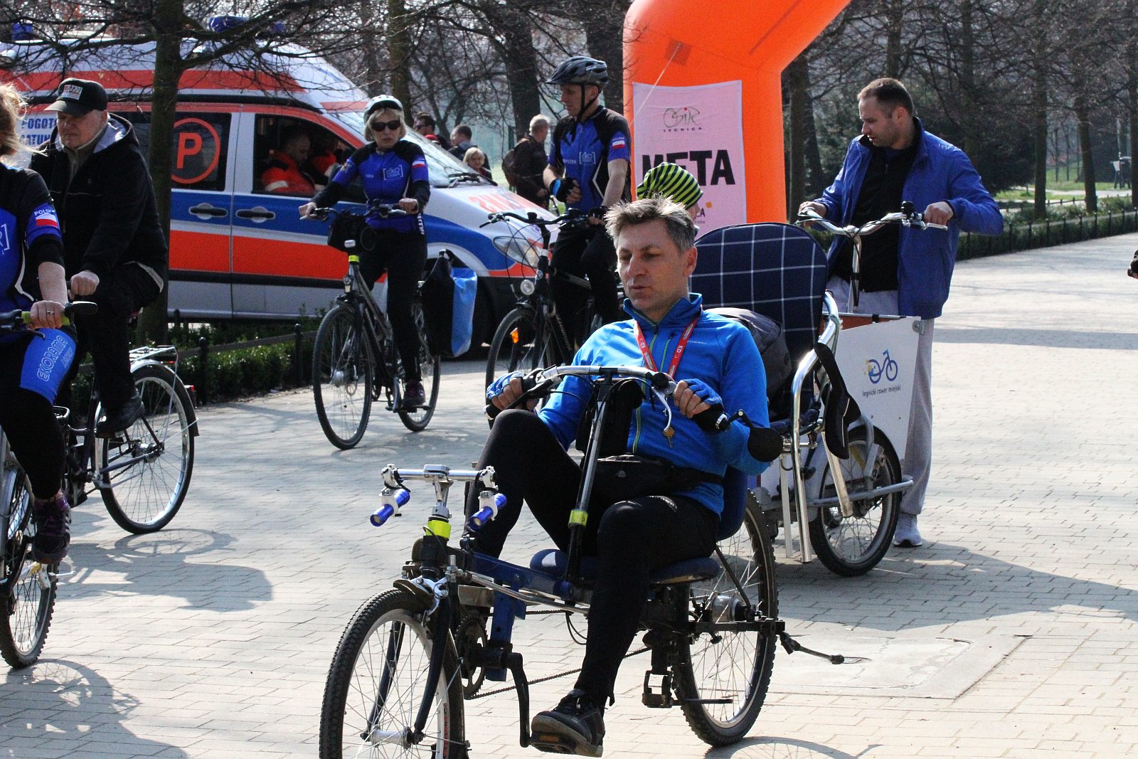 Ponad stu rowerzystów stanęło na starcie Rowerowej Legnicy
