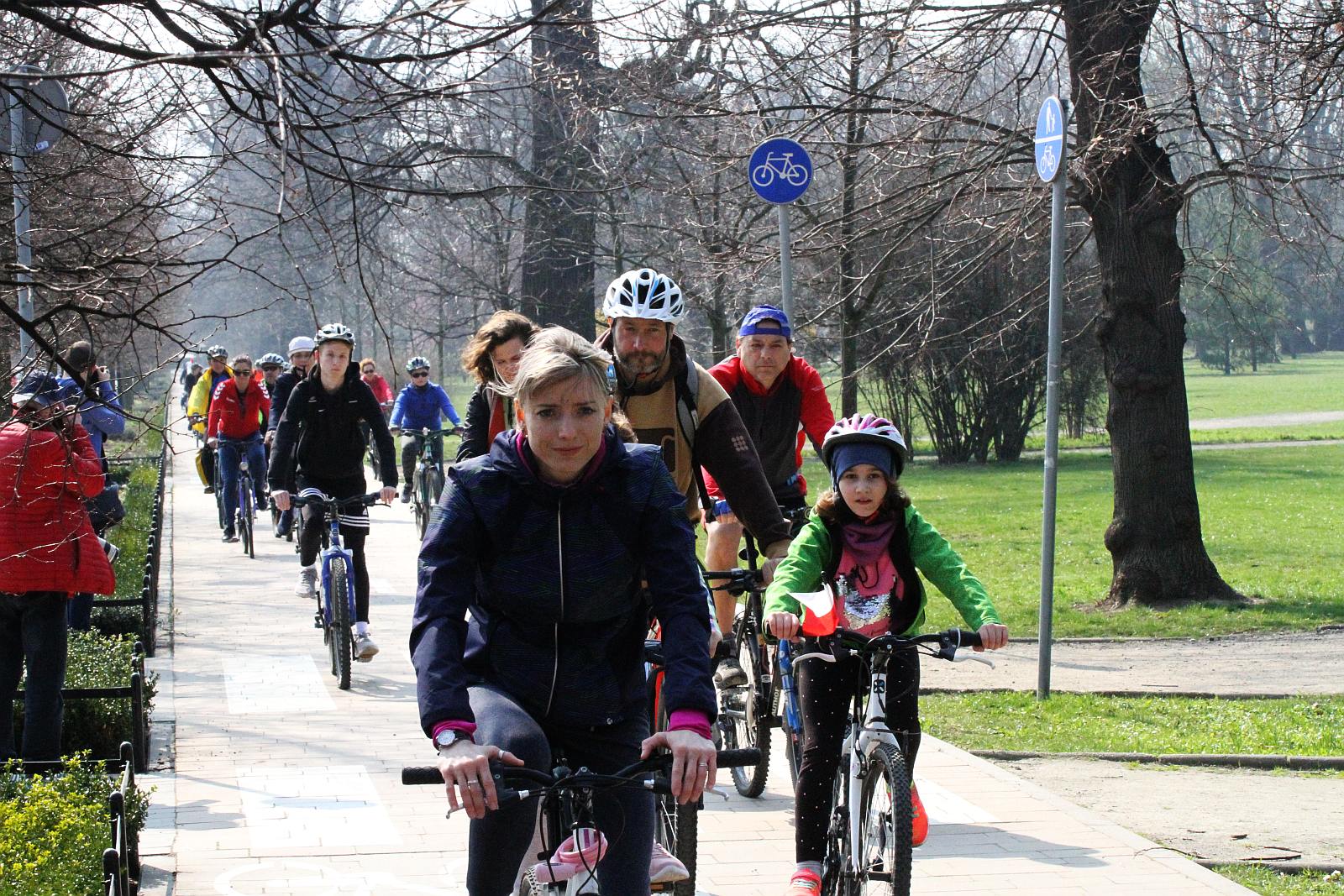 Ponad stu rowerzystów stanęło na starcie Rowerowej Legnicy