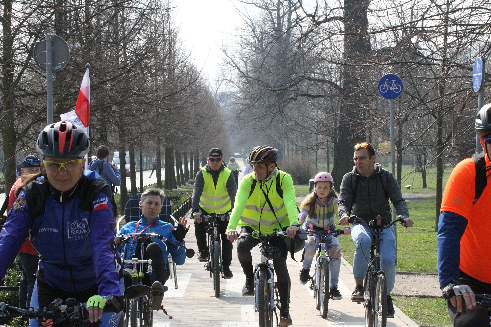 Ponad stu rowerzystów stanęło na starcie Rowerowej Legnicy