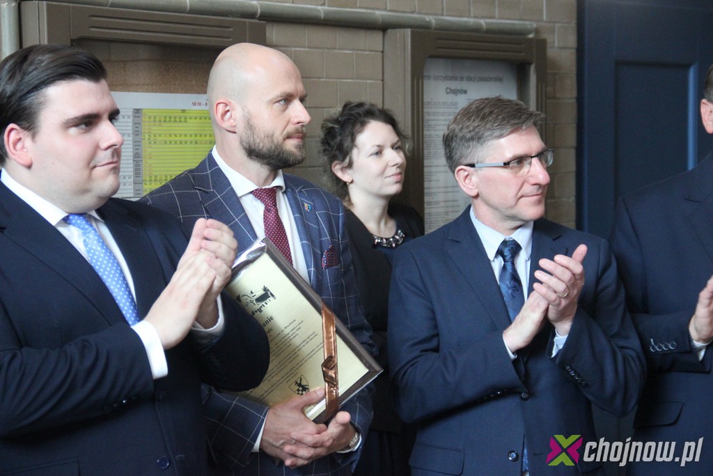 W Chojnowie uroczyście oddano do użytku wyremontowany dworzec 
