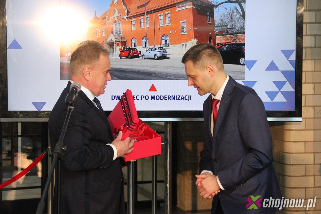 W Chojnowie uroczyście oddano do użytku wyremontowany dworzec 
