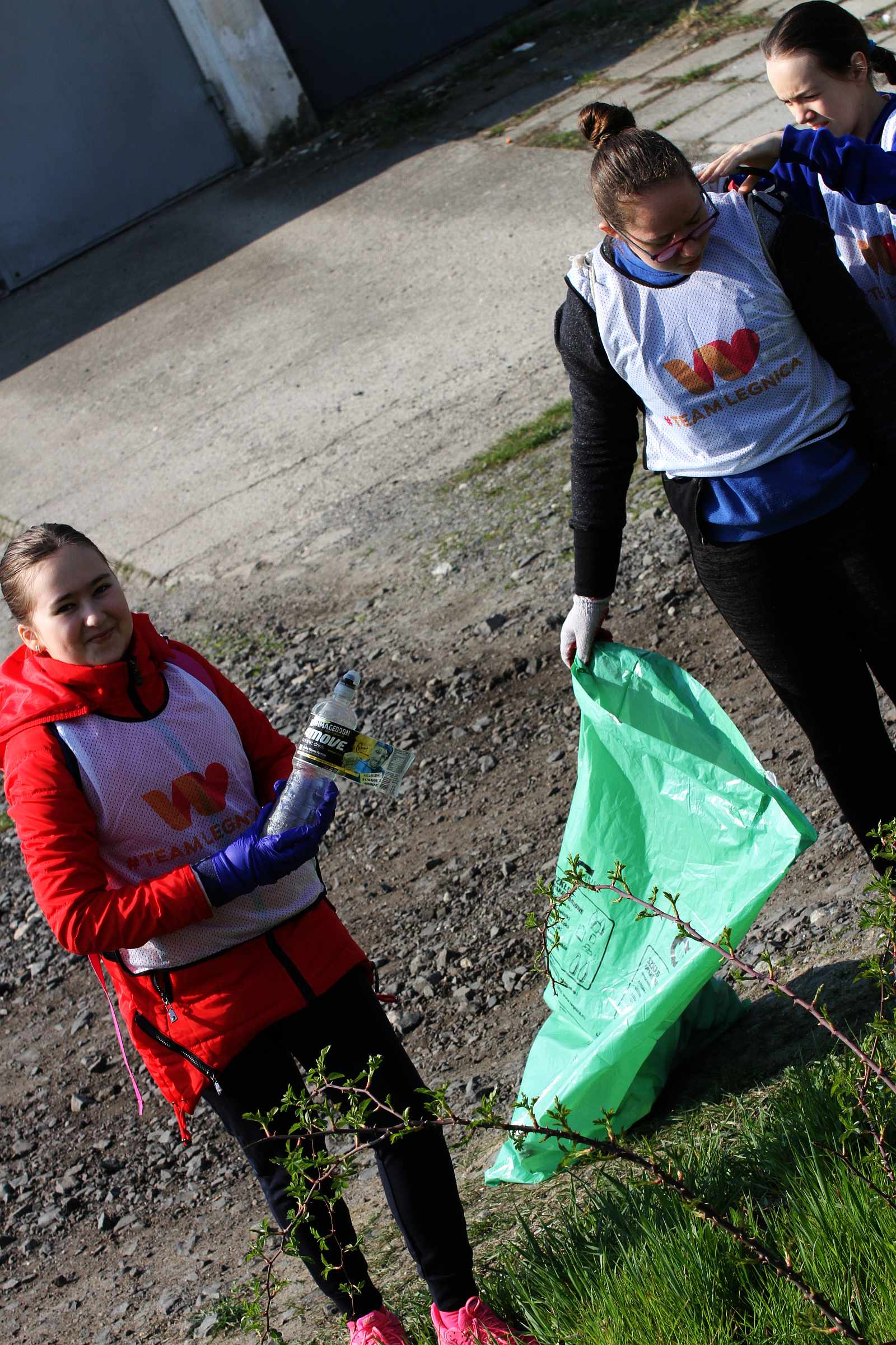 #EKOPozytywni legniczanie robili wiosenne porządki na Piekarach