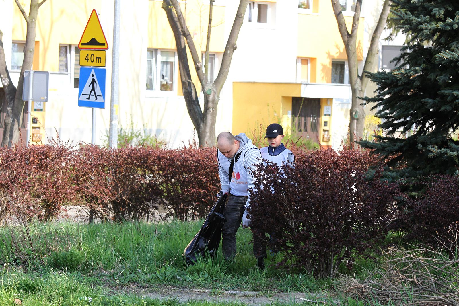 #EKOPozytywni legniczanie robili wiosenne porządki na Piekarach
