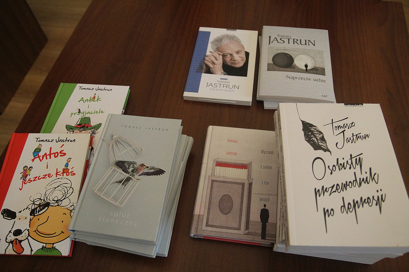 Tomasz Jastrun polski poeta, prozaik w legnickiej bibliotece