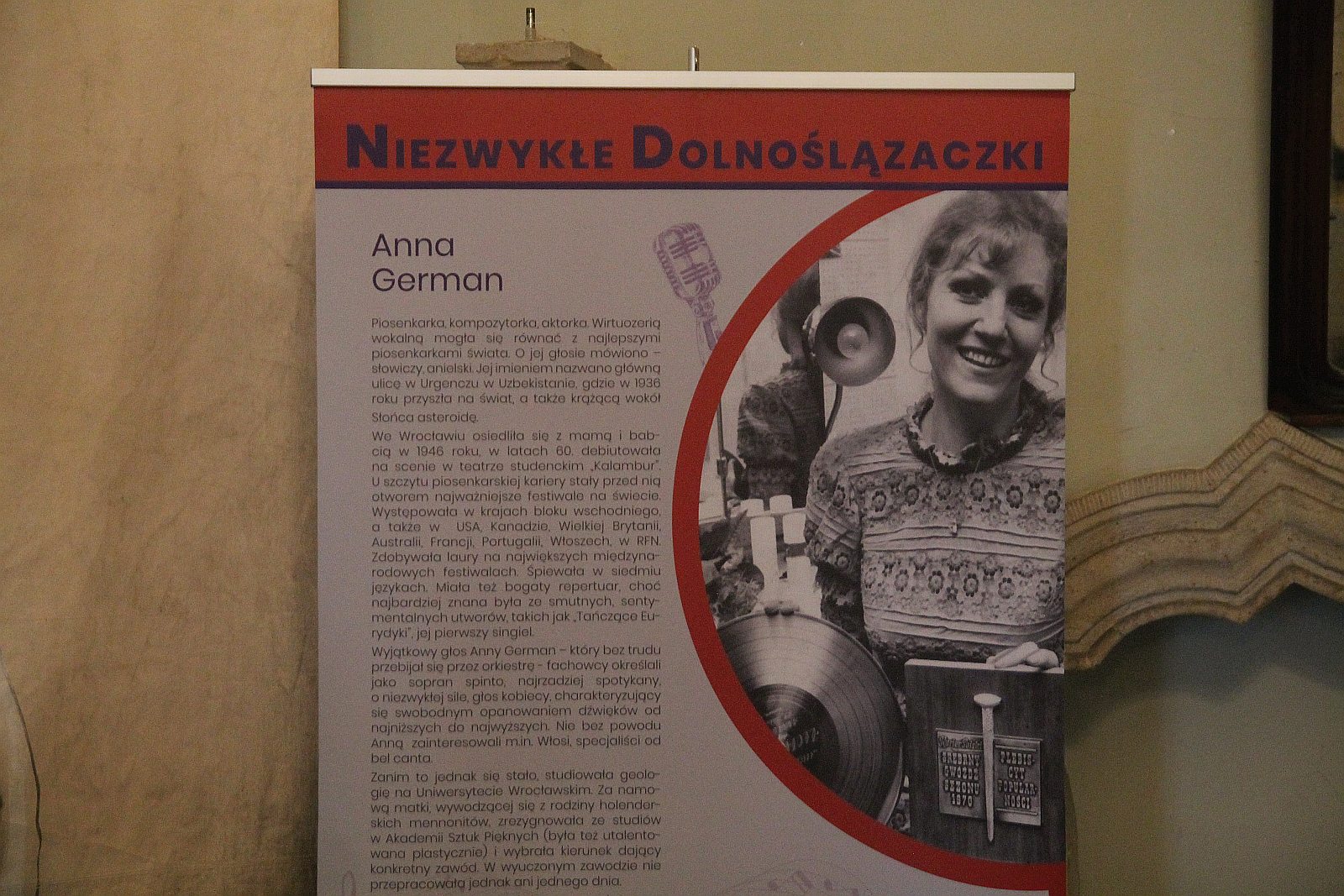 „Niezwykłe Dolnoślązaczki” w holu legnickiego Starego Ratusza