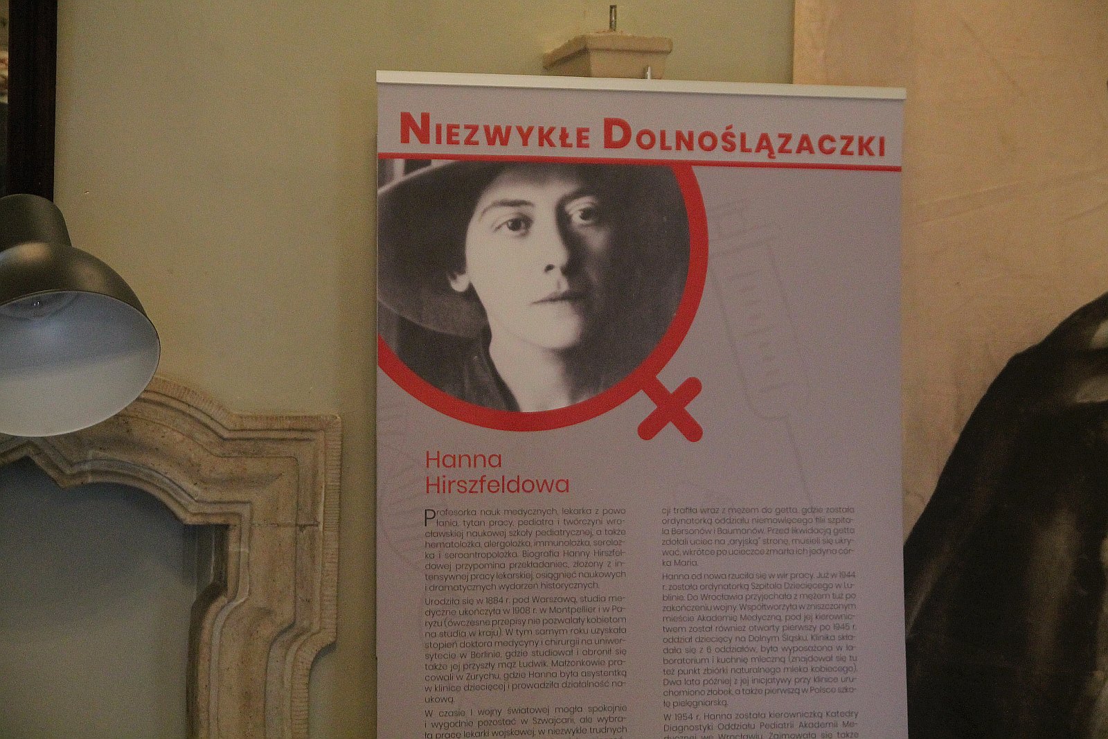 „Niezwykłe Dolnoślązaczki” w holu legnickiego Starego Ratusza