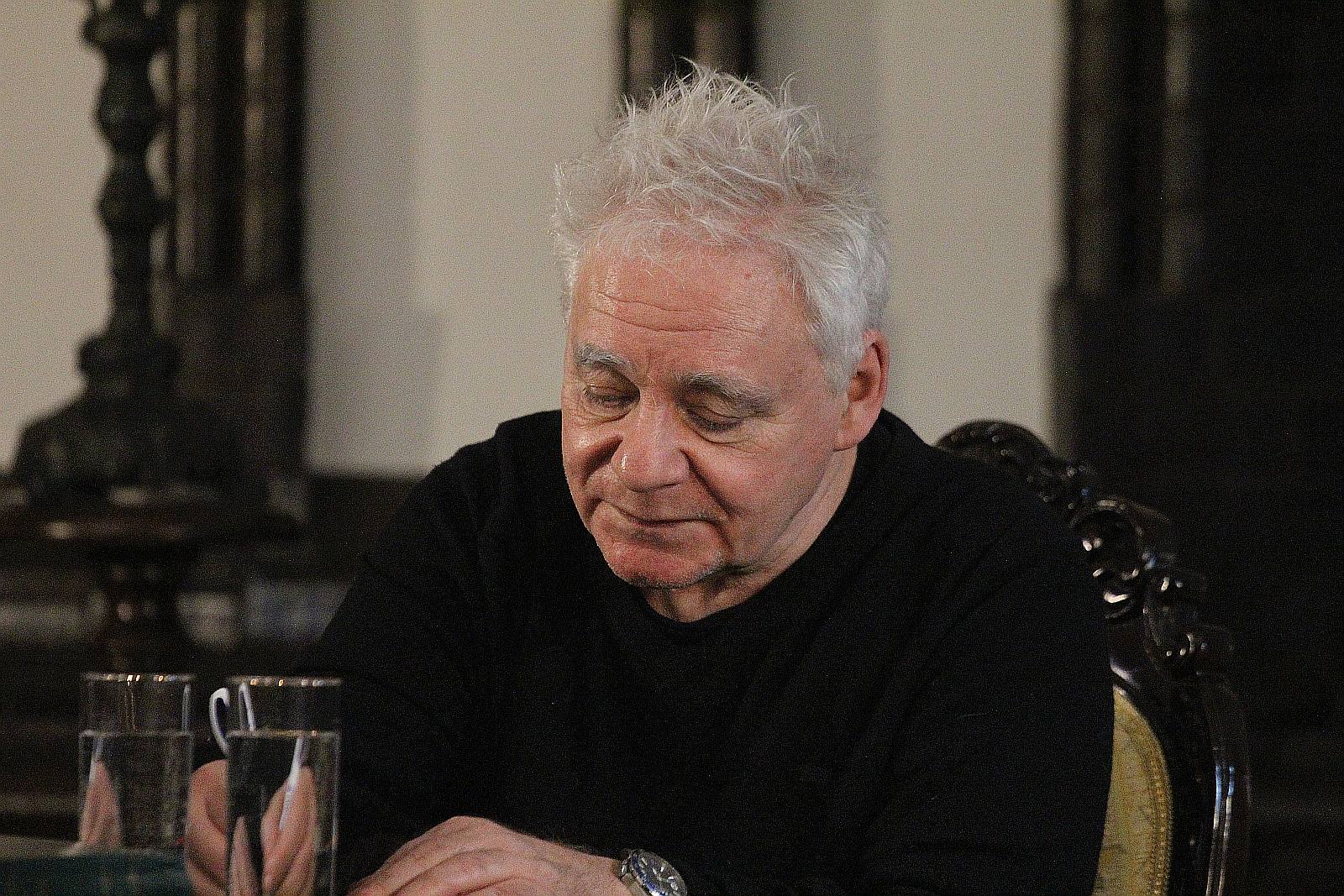 Tomasz Jastrun polski poeta, prozaik w legnickiej bibliotece