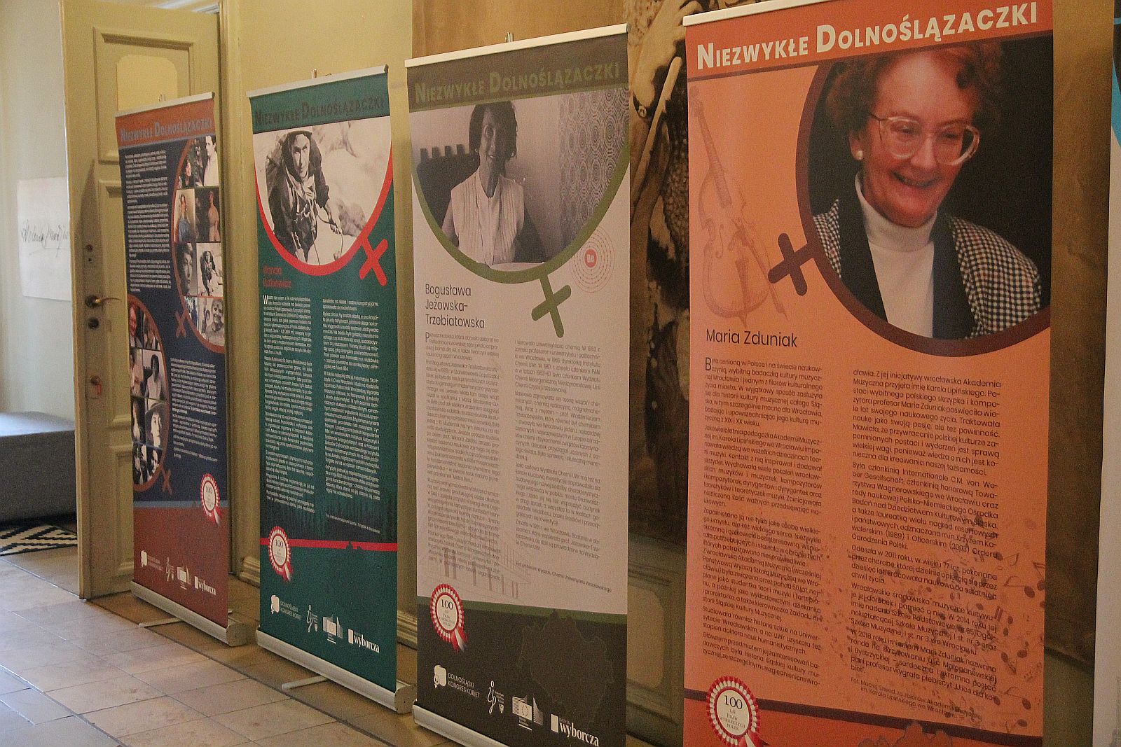 „Niezwykłe Dolnoślązaczki” w holu legnickiego Starego Ratusza