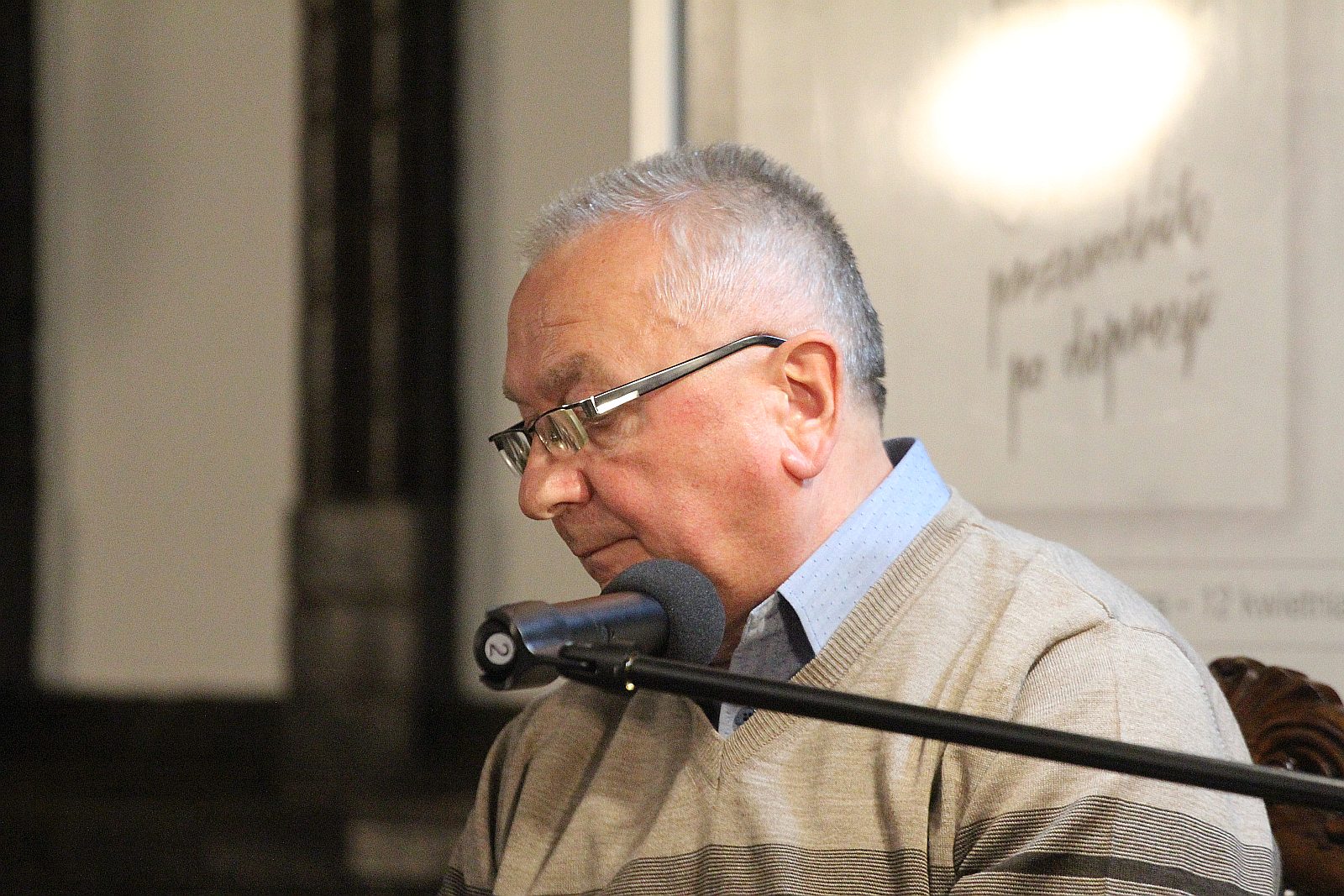 Tomasz Jastrun polski poeta, prozaik w legnickiej bibliotece